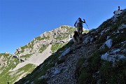 40 Seguendo il sent. 244 saliamo verso il Passo di Corna Piana